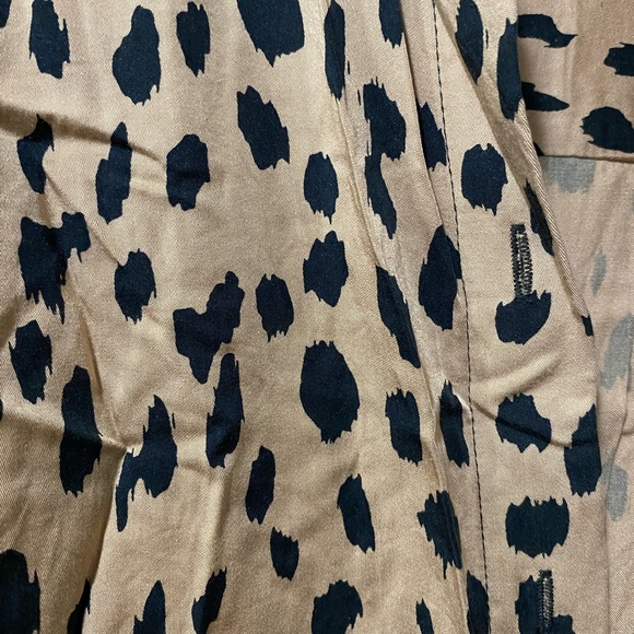 CHICOS ANIMAL PRINT LONG SLEEVE BLOUSE SIZE 1 (8-10) COLOR TAN - Picture 4 of 5